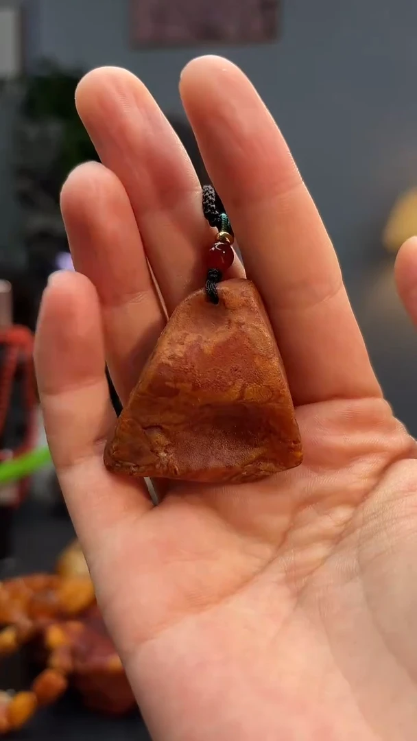 未镶嵌颈饰琥珀吊坠