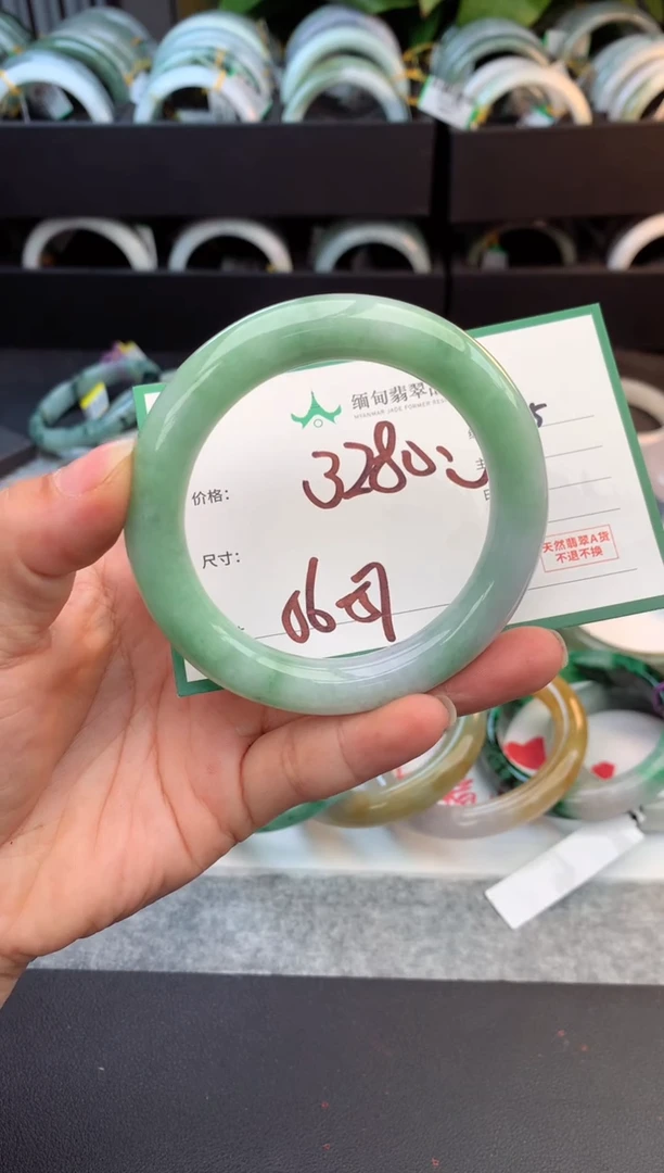 未镶嵌定制翡翠毛货需精细抛光+多人