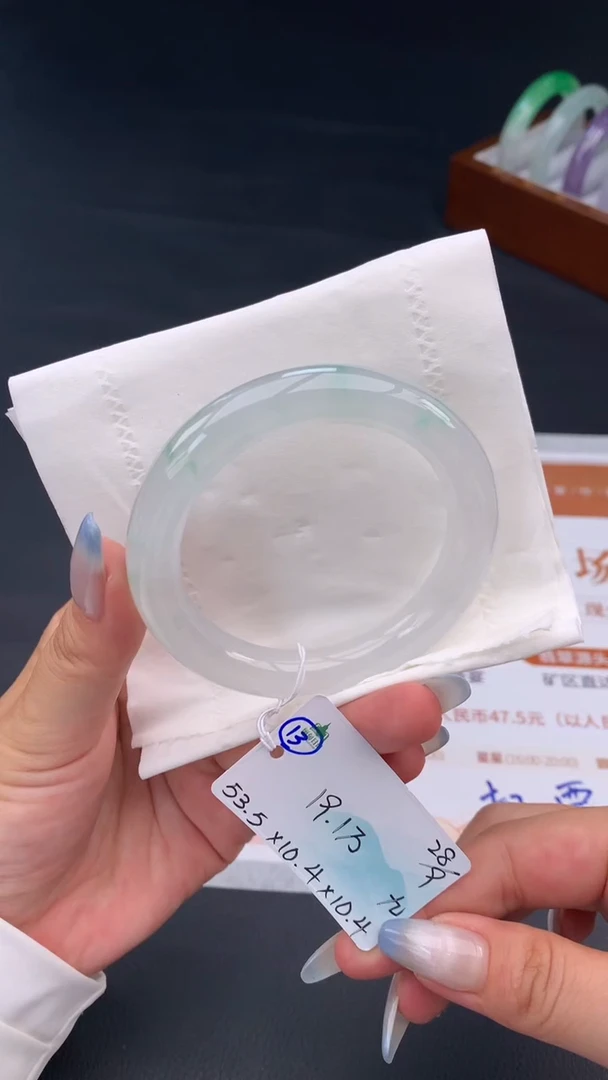 未镶嵌手镯翡翠自带#送人#，联系客服核对地址~