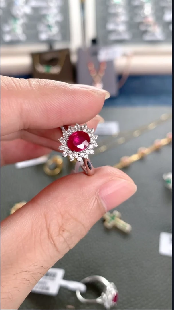 18K金镶嵌戒指红宝石0.8克拉