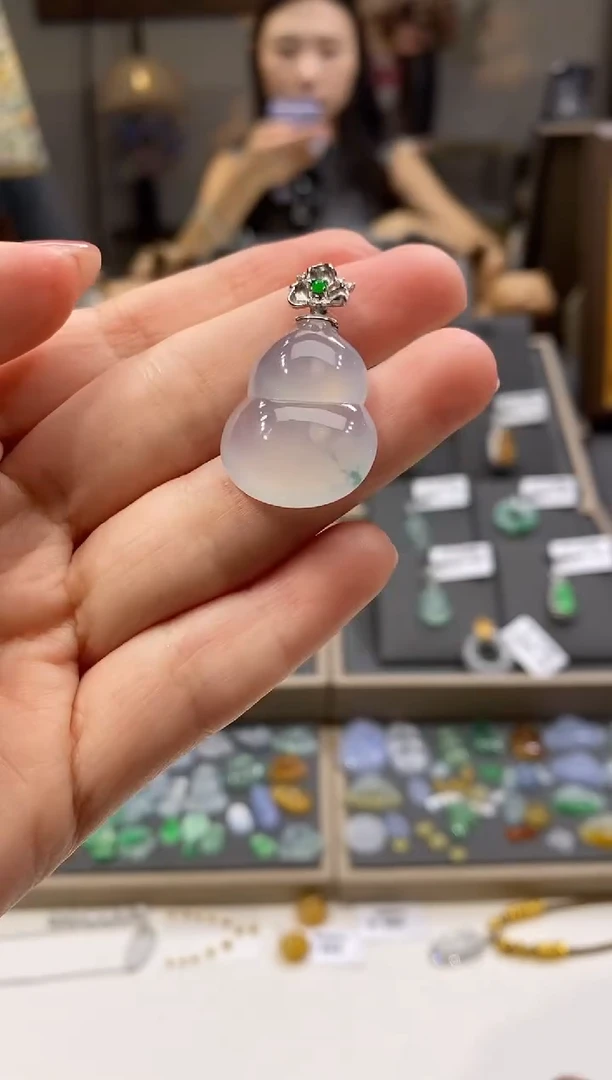 【闪购商品】颈饰18K金镶嵌翡翠葫芦