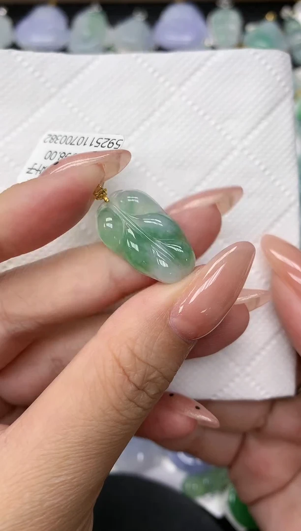 颈饰18K金镶嵌翡翠1111111111