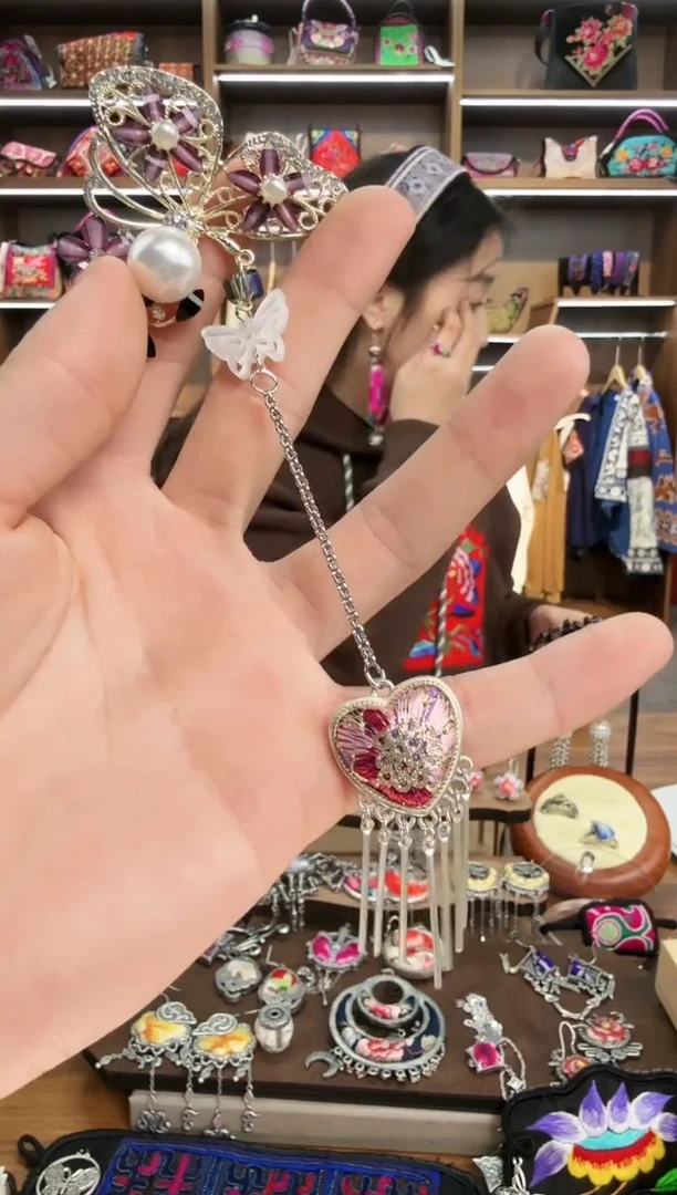 【闪购商品】织绣85蒙阿苏苗绣传承