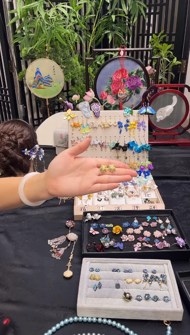 织绣不***I非遗苏绣手工饰品