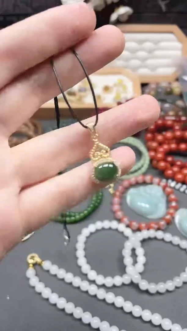 吊坠(赠链)未镶嵌和田玉（碧玉）多样性发货拍一发一