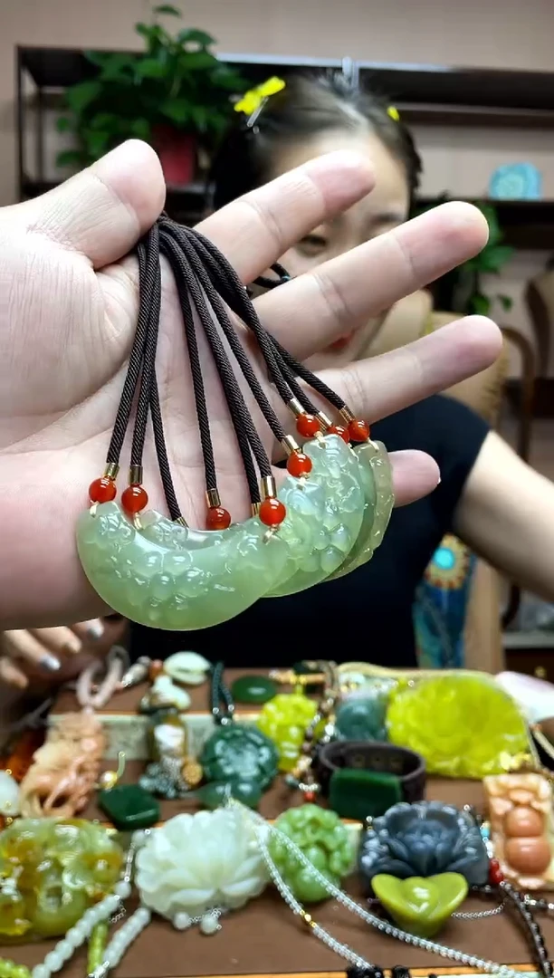 未镶嵌岫玉吊坠多样性发货发其中之一