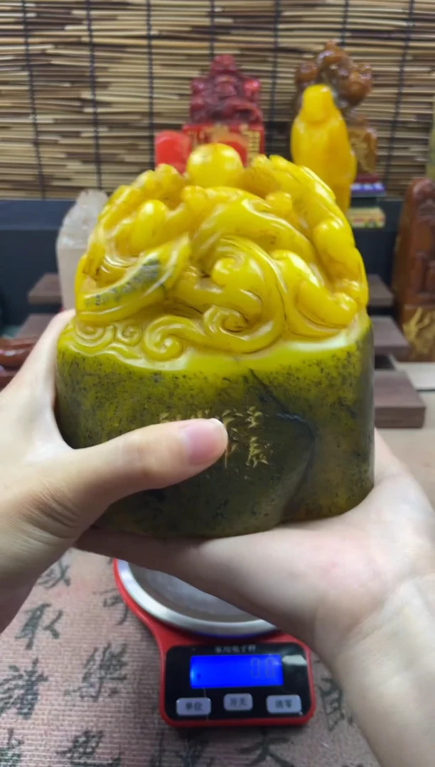寿山石印石鸡油黄大随行 千里之行始于足下