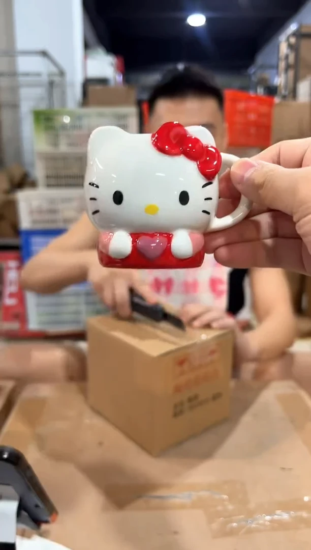 瓷片kt猫抱爱心一口杯 微瑕