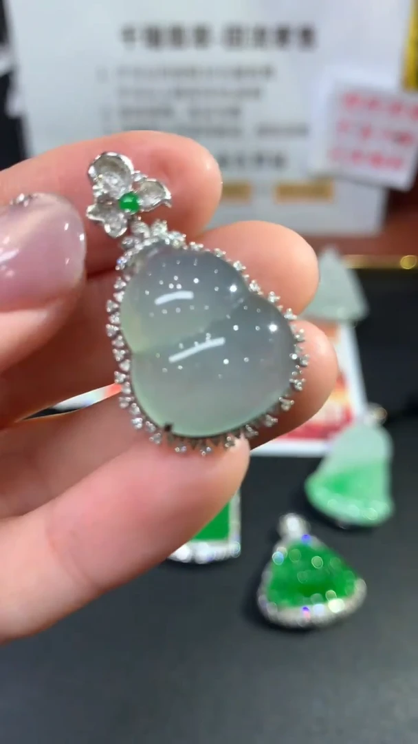 【闪购商品】翡翠吊坠(不含链)18K金镶嵌葫芦回流不退不换|6800+0