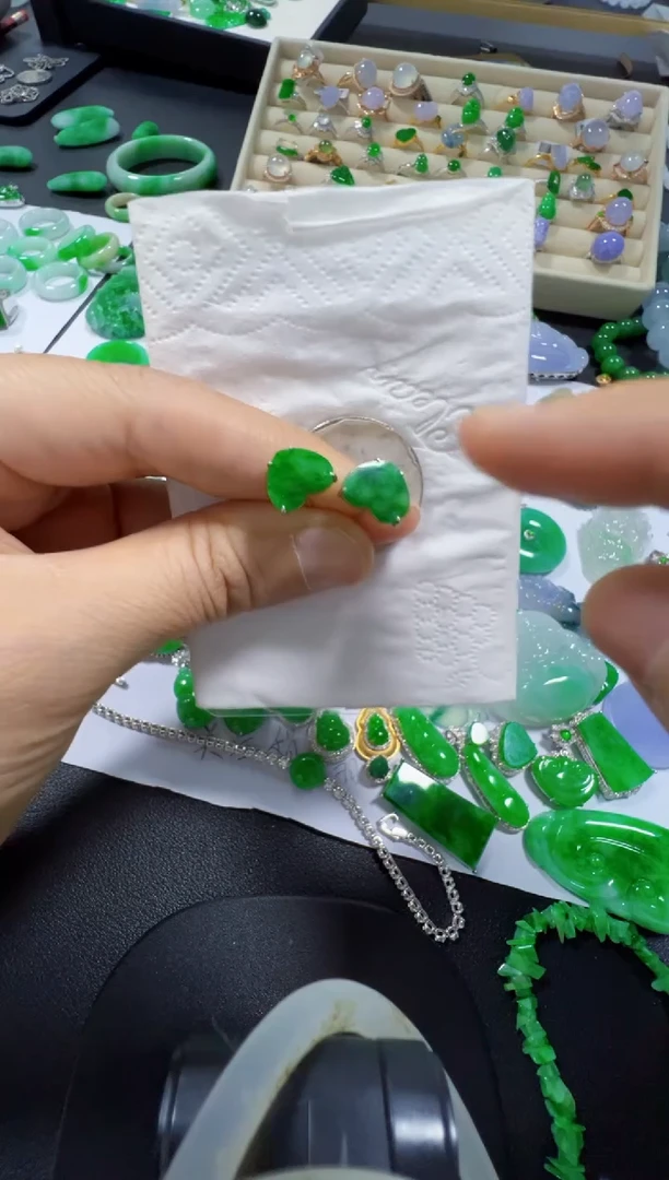 18K金镶嵌翡翠耳饰1600