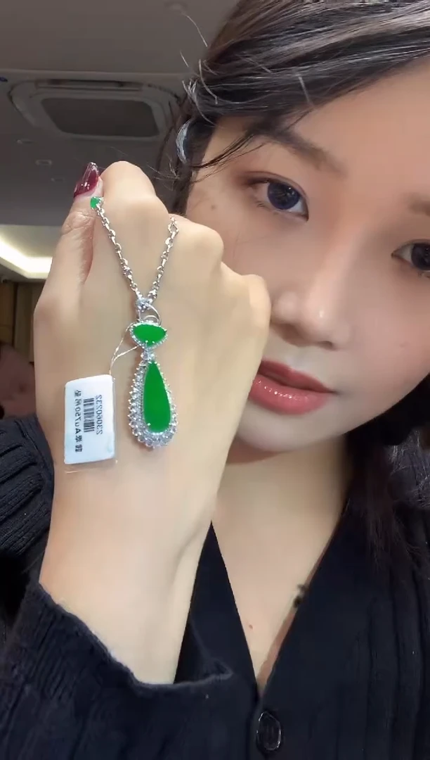 吊坠(不含链)18K金镶嵌翡翠多样性发其一