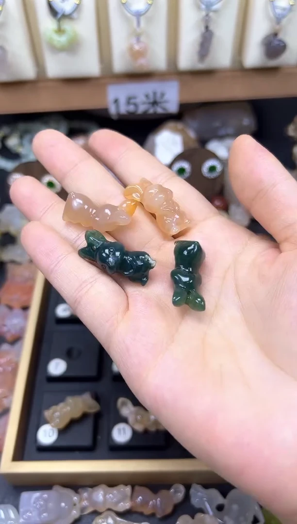 石英质玉未镶嵌吊坠(赠链)兔兔