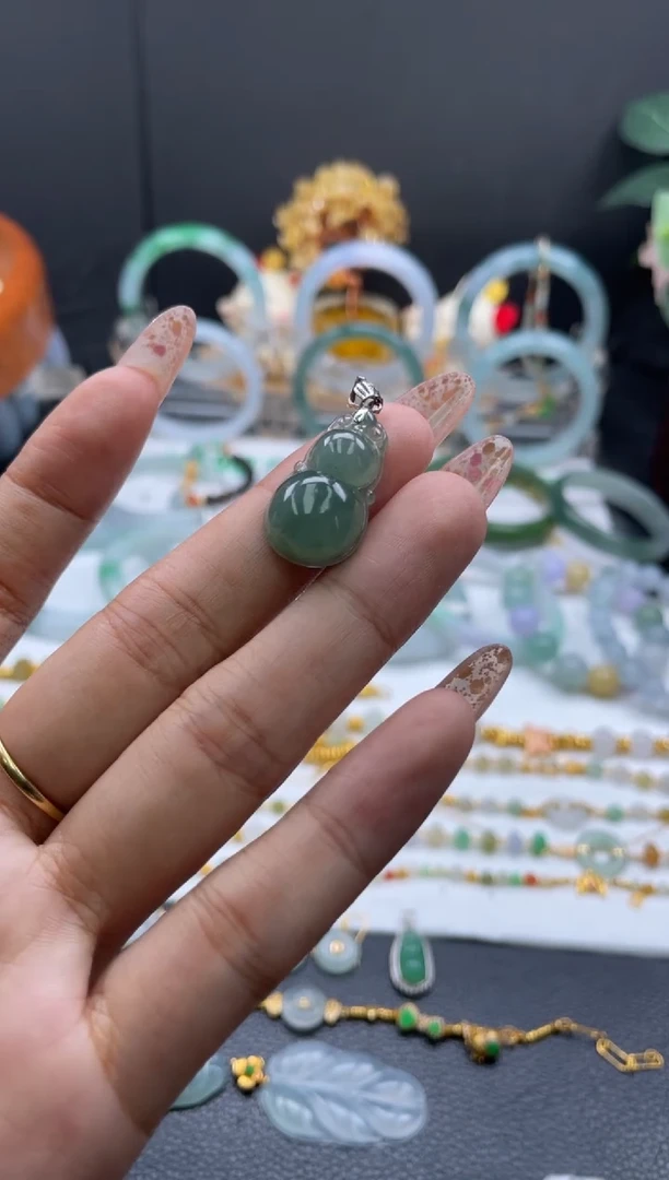 颈饰18K金镶嵌翡翠吊坠