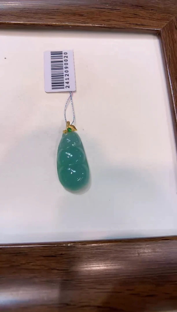 颈饰18K金镶嵌翡翠福豆