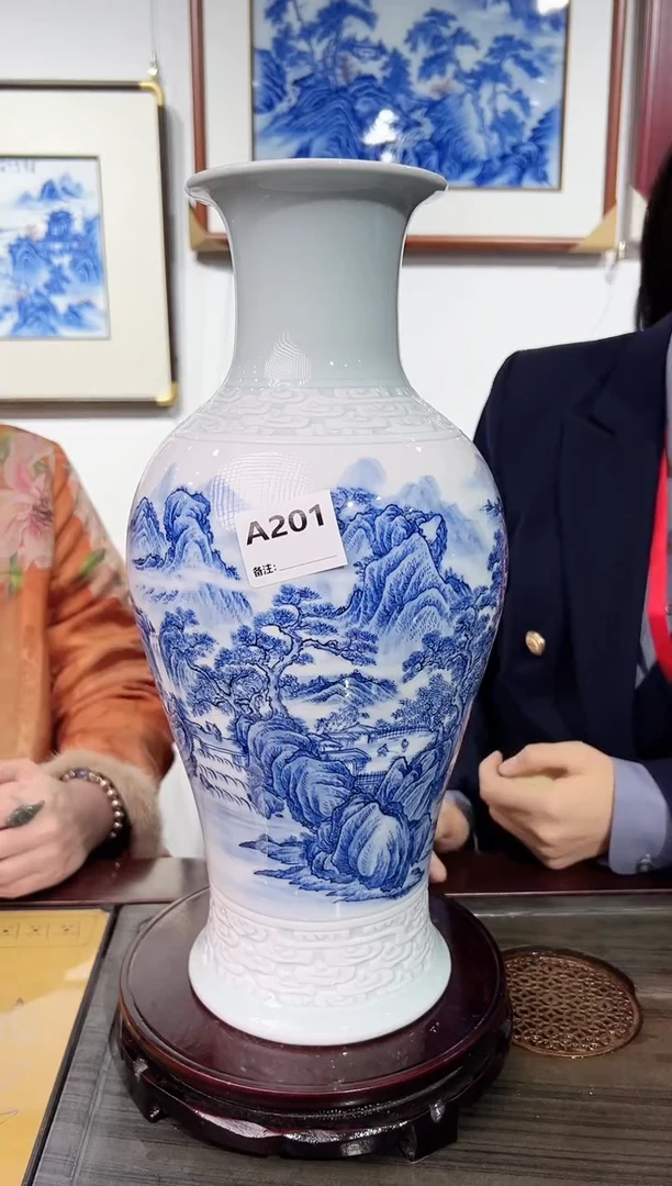 【闪购商品】瓶影青雕刻青花加彩山水鱼尾瓶201