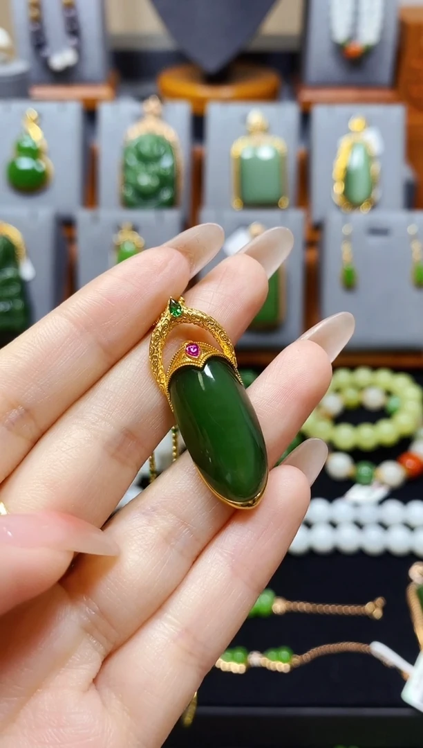 【闪购商品】和田玉碧玉冰绿猫吊坠18K金镶嵌*