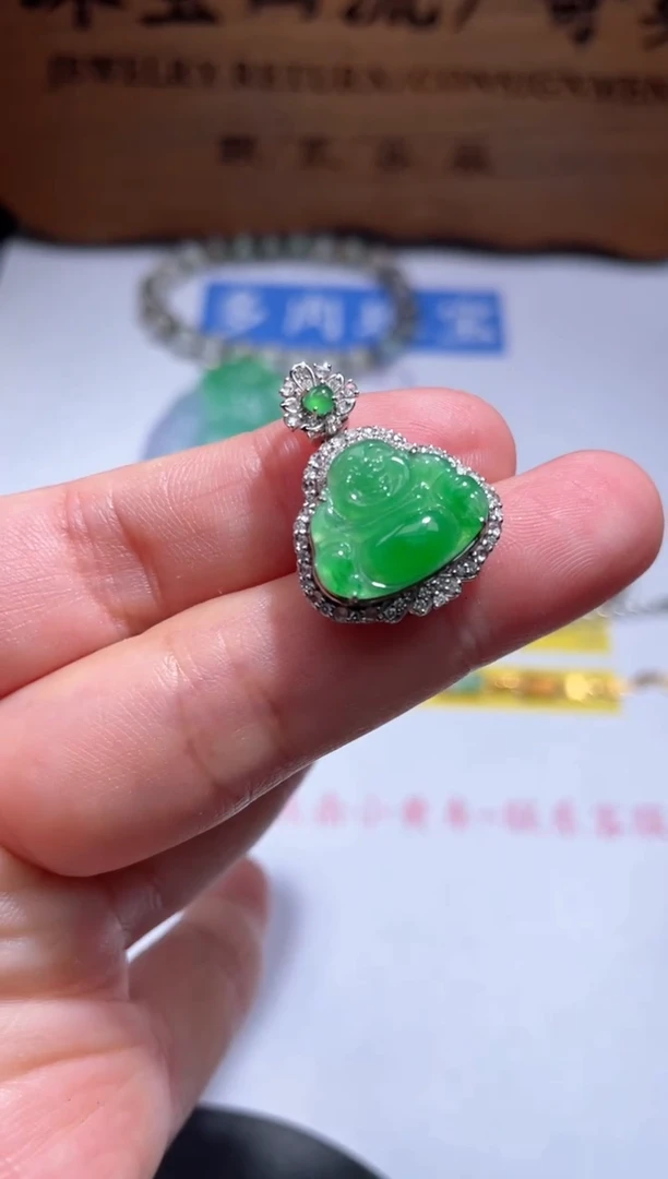 翡翠18K金镶嵌颈饰69.......