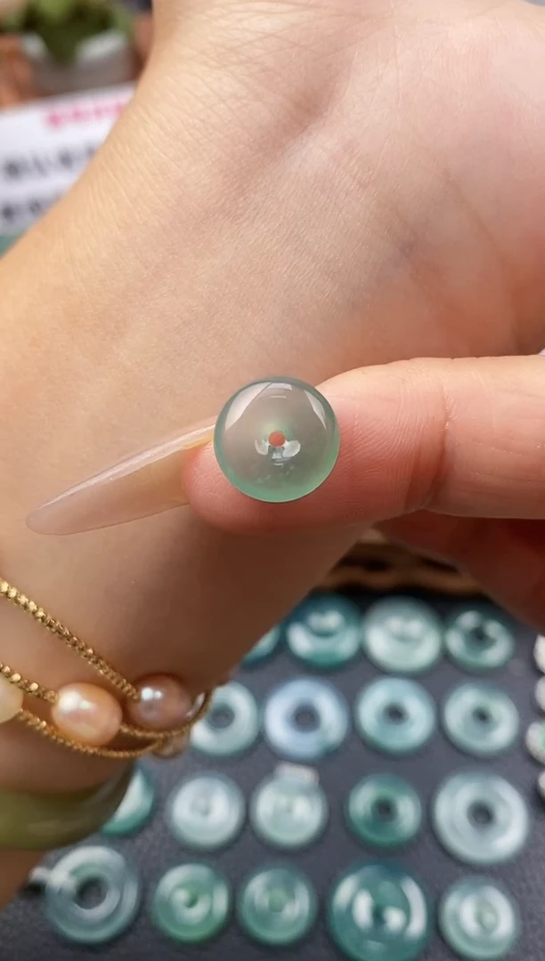 翡翠未镶嵌颈饰平安扣