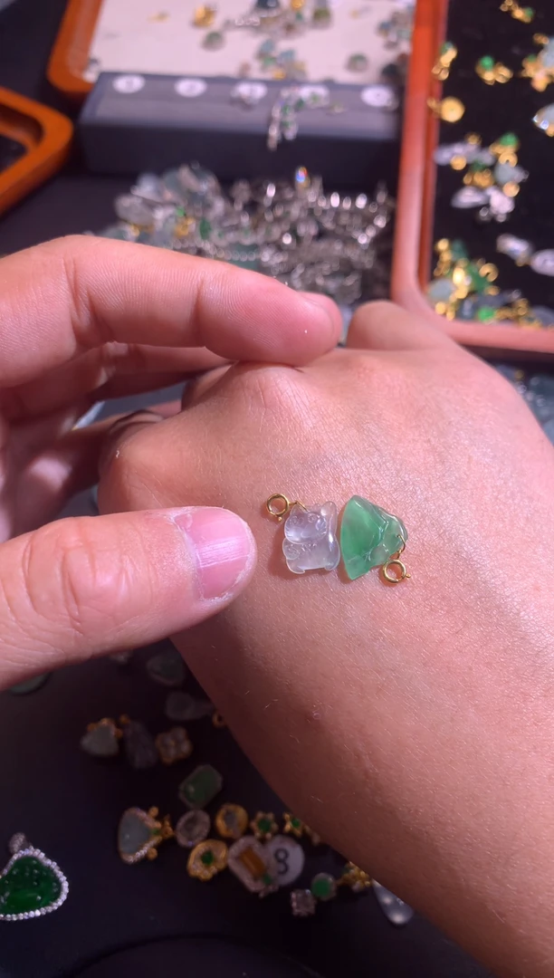 【闪购商品】翡翠吊坠(不含链)18K金镶嵌1