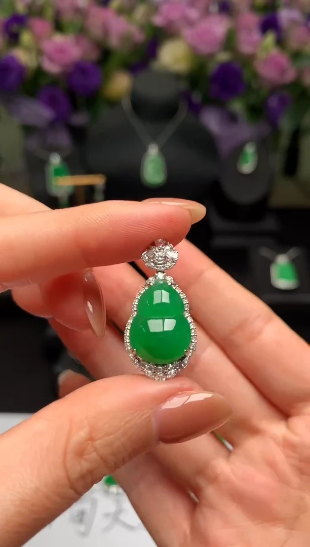 颈饰18K金镶嵌翡翠葫芦