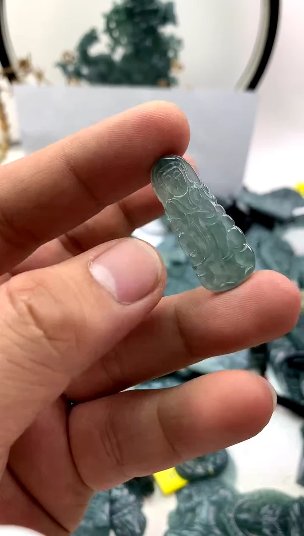 翡翠未镶嵌颈饰观音