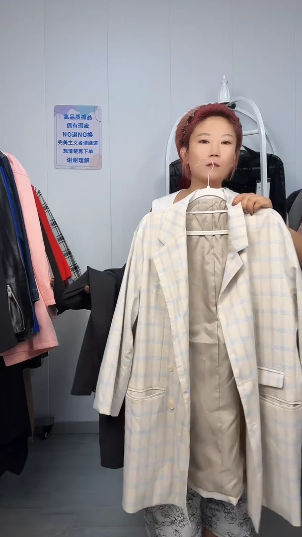 向**开高品质白色格子西服