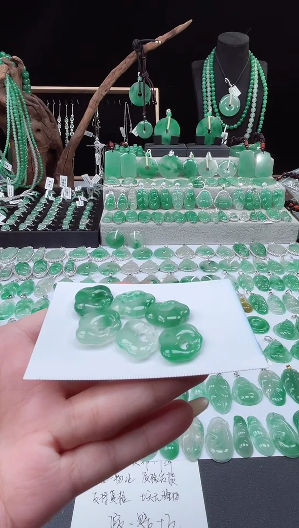 吊坠(赠链)银S925镶嵌石英质玉（非洲翠）4.1祥云锁