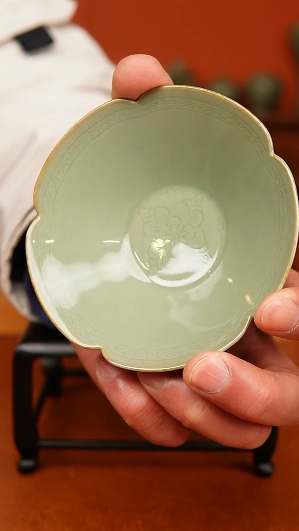 越窑秘色瓷云纹葵口盏全品