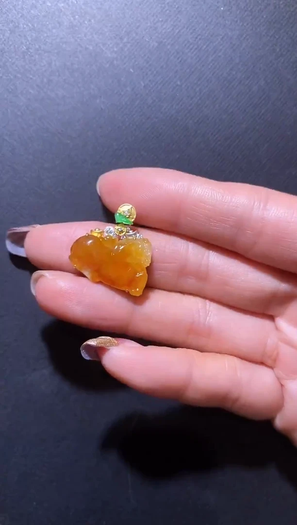 颈饰18K金镶嵌翡翠翡翠唐马吊坠