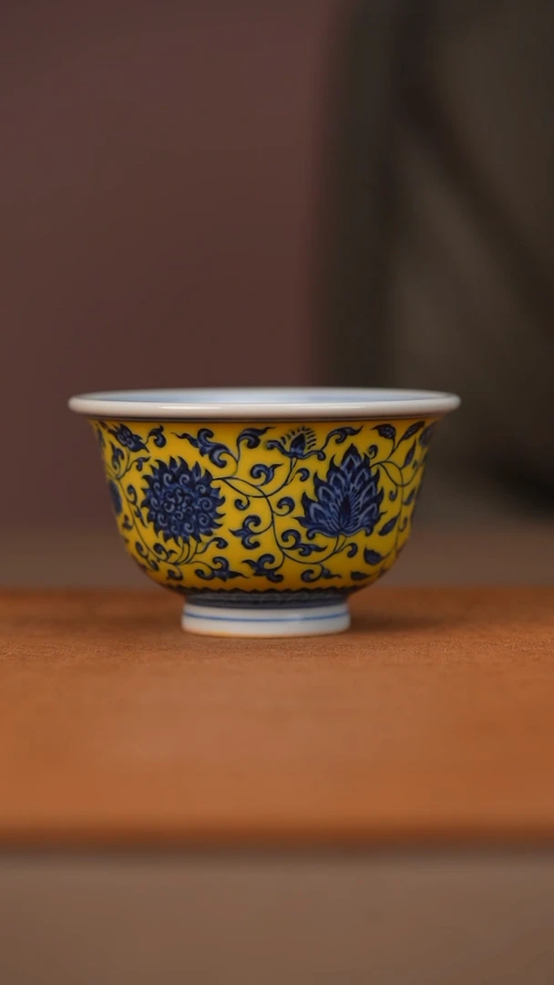 又见春风青花黄地四季花卉压手杯