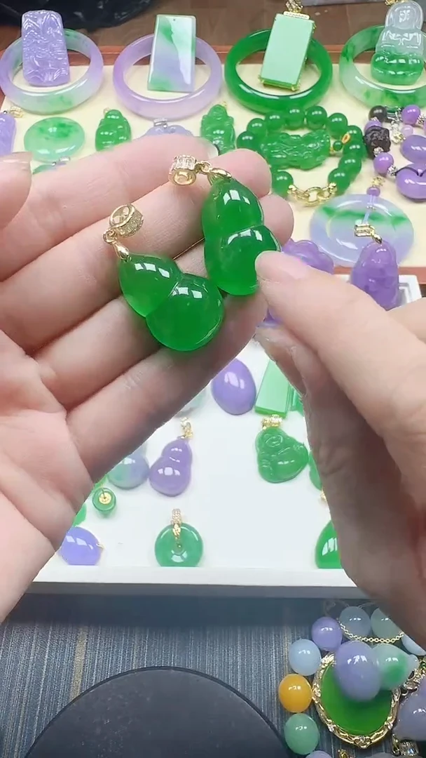 吊坠(赠链)未镶嵌翡翠冰绿胖葫芦