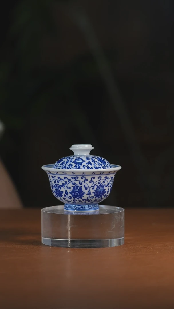 青花缠枝莲盖碗