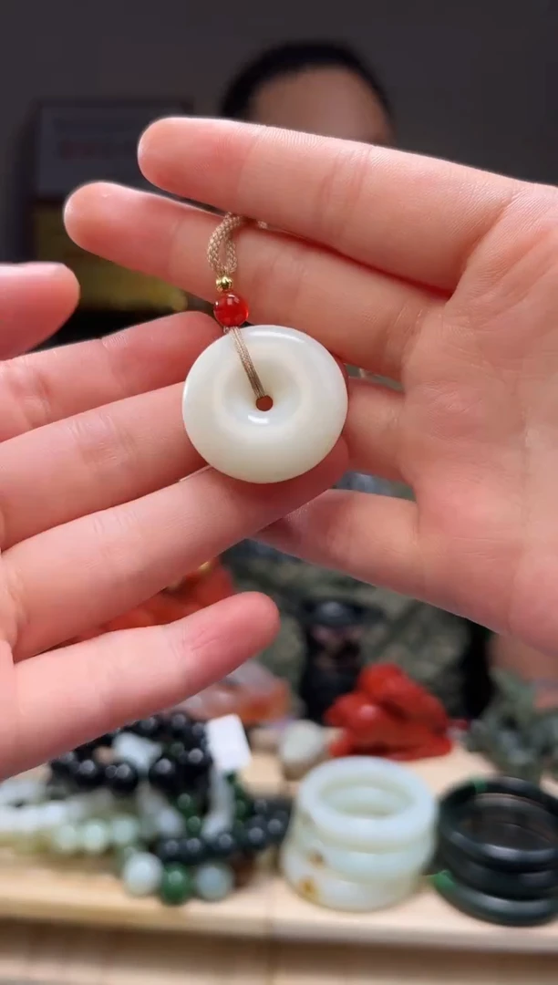 颈饰未镶嵌和田玉吊坠