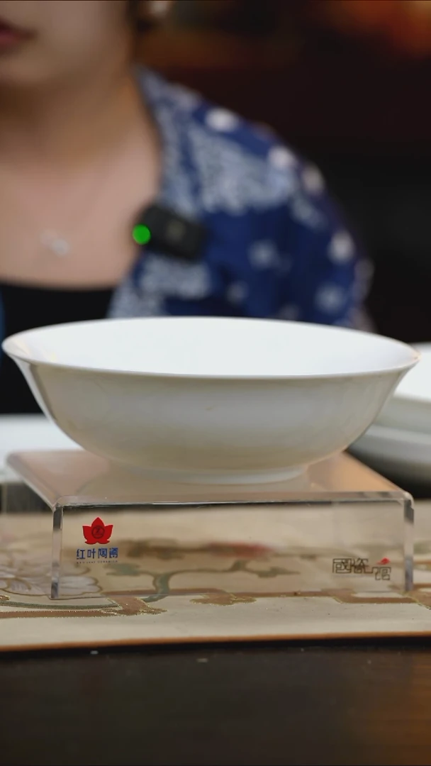 1个微瑕白胎8英寸高脚深斗碗（无底款）
