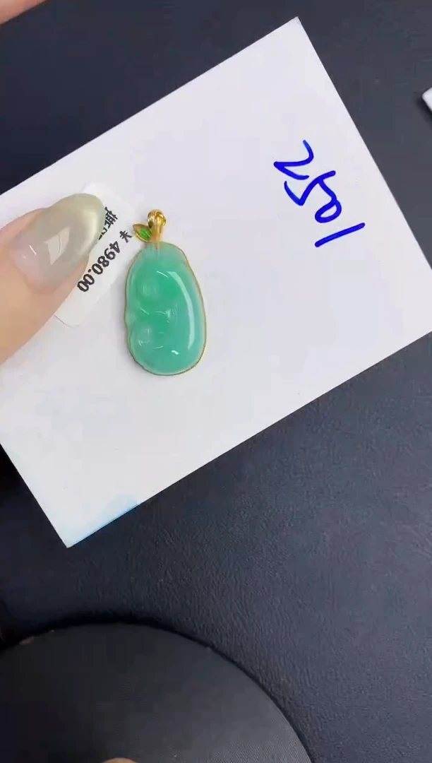 翡翠18K金镶嵌颈饰缅甸天然翡翠A货