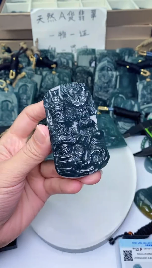 颈饰未镶嵌翡翠