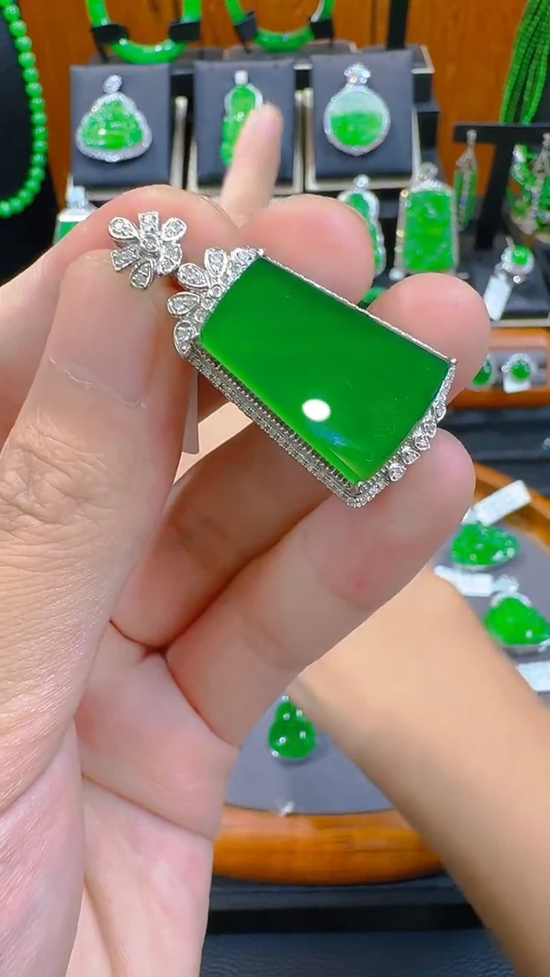 翡翠18K金镶嵌吊坠(赠链)天然A货翡翠