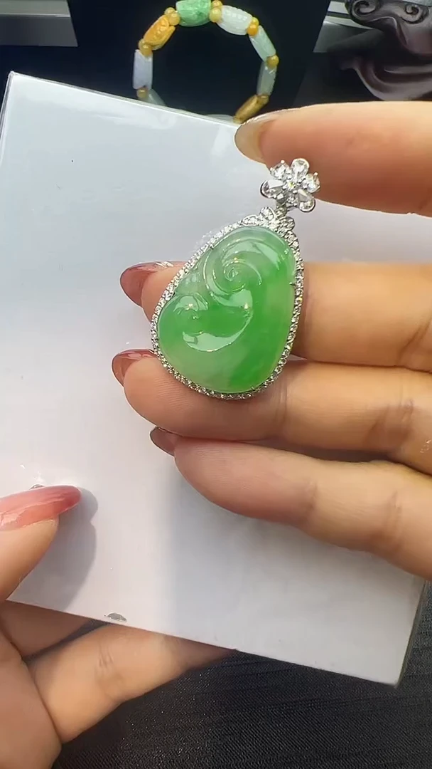 翡翠18K金镶嵌颈饰如意