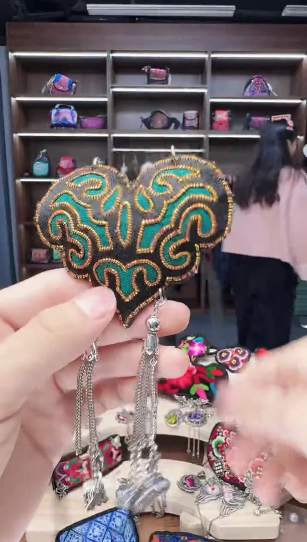 织绣11蒙阿苏苗绣传承店