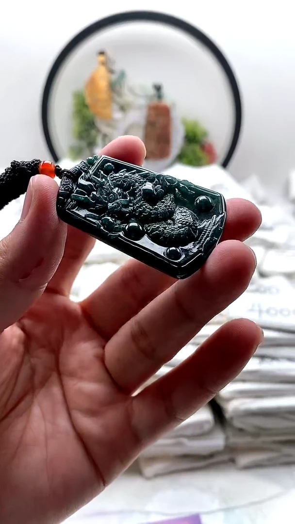 颈饰未镶嵌翡翠龙牌