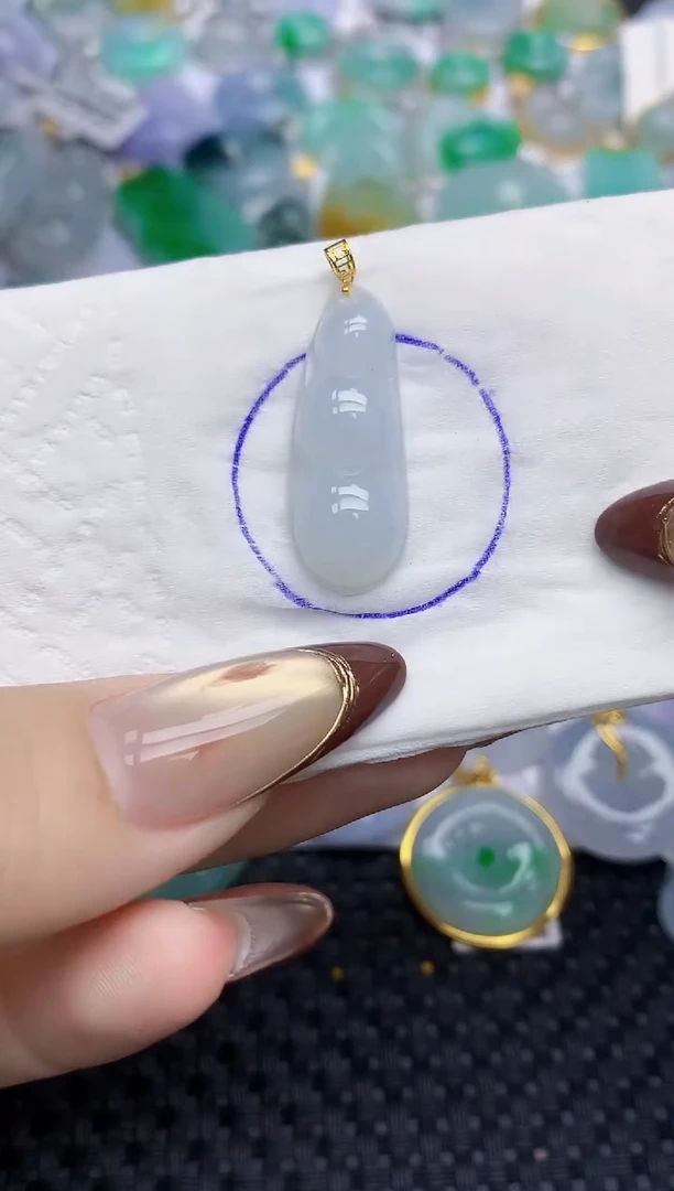 颈饰18K金镶嵌翡翠   天然翡翠A货  百元以上9米证书费自理