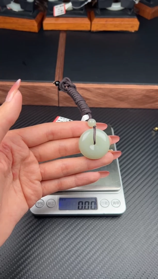 和田玉未镶嵌吊坠(赠链)且末微色差近矿j