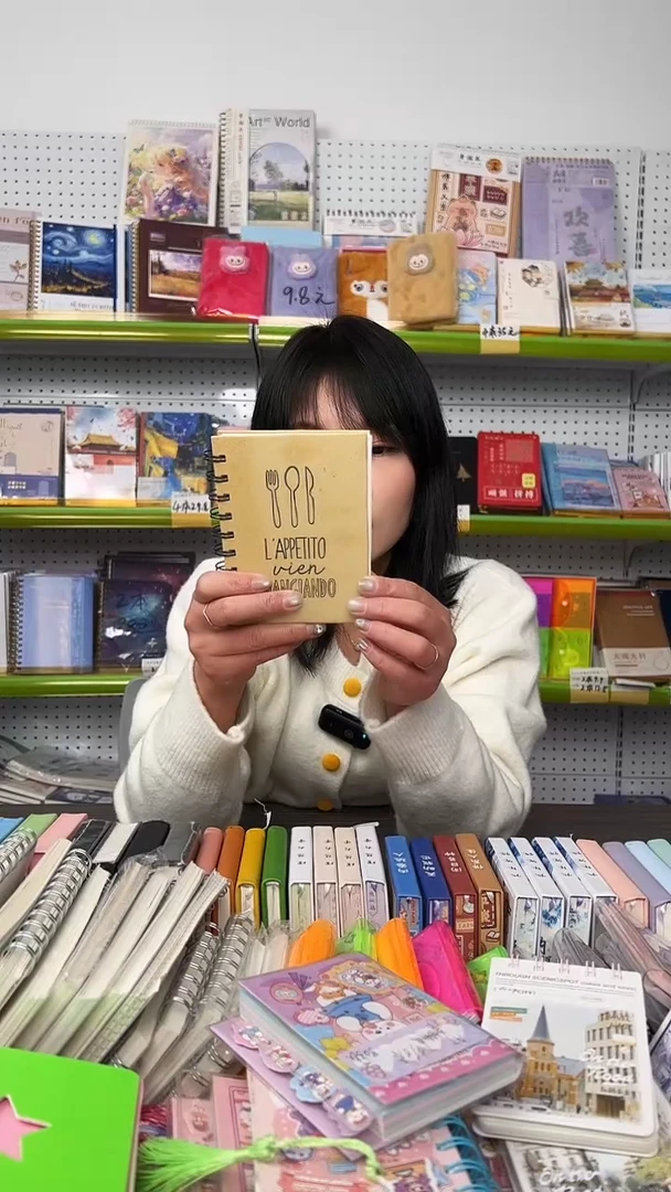 思怡64K牛皮硬面线圈本内页空白【封面随机】4本