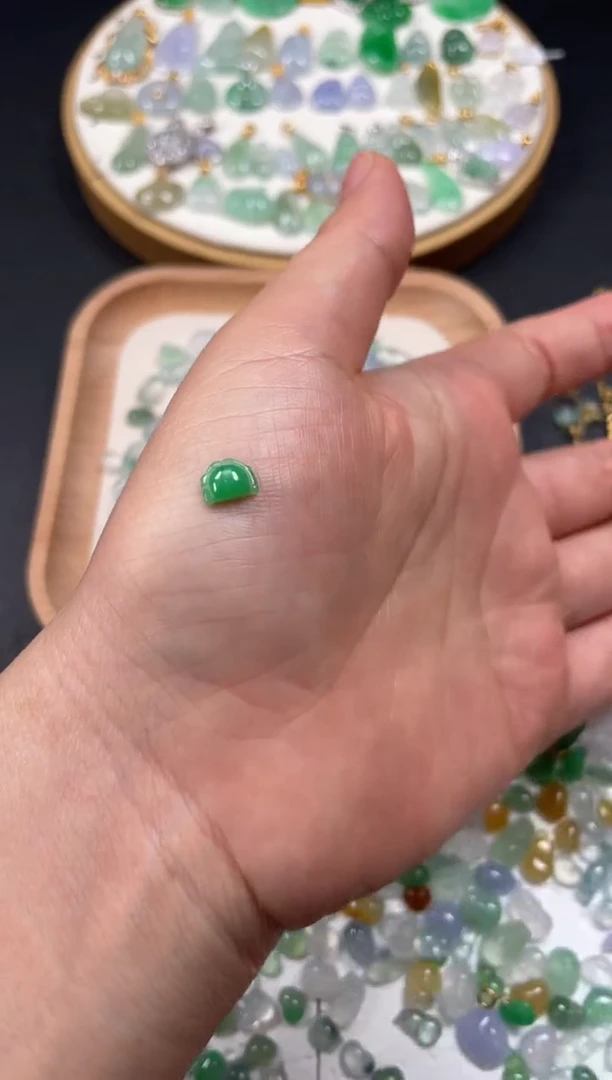 吊坠(不含链)18K金镶嵌翡翠一个JK138