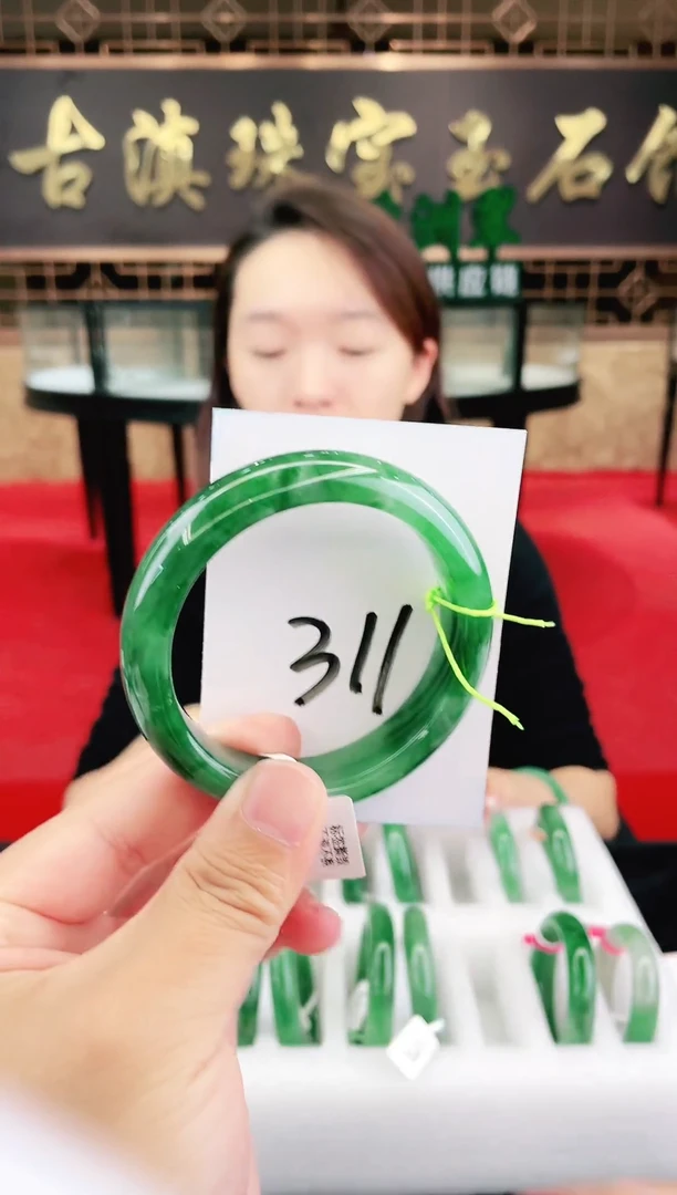 未镶嵌手镯石英质玉（非洲翠）微瑕一经发货运费不退介意勿拍