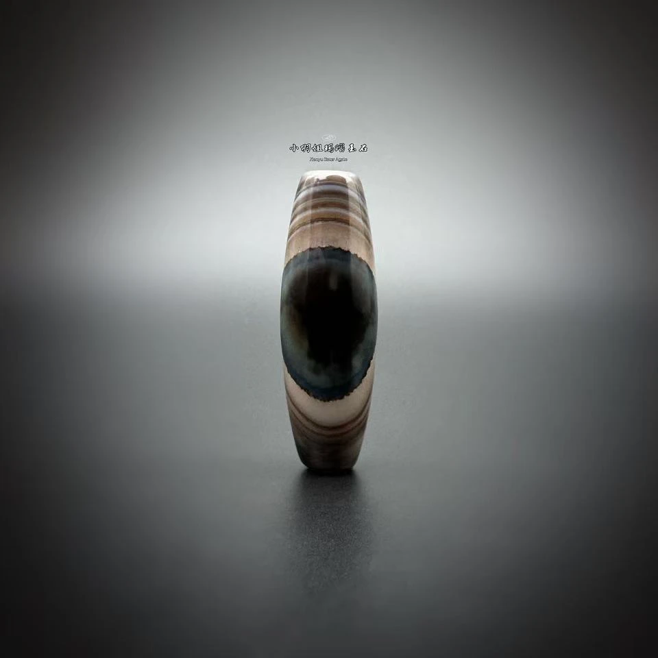 蓝沁缠丝玛瑙凤眼扁珠一眼双牙靠山玛瑙 尺寸 40.7*13.3*11.2