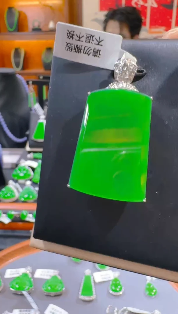 吊坠(赠链)18K金镶嵌翡翠天然A货翡翠