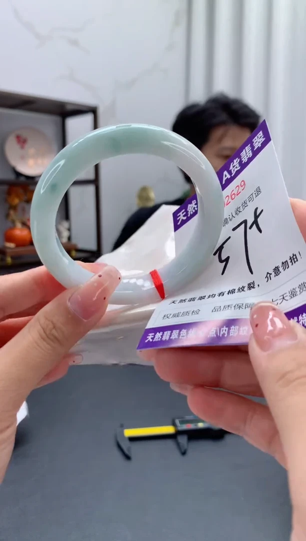 未镶嵌手镯翡翠有纹，完美者勿拍