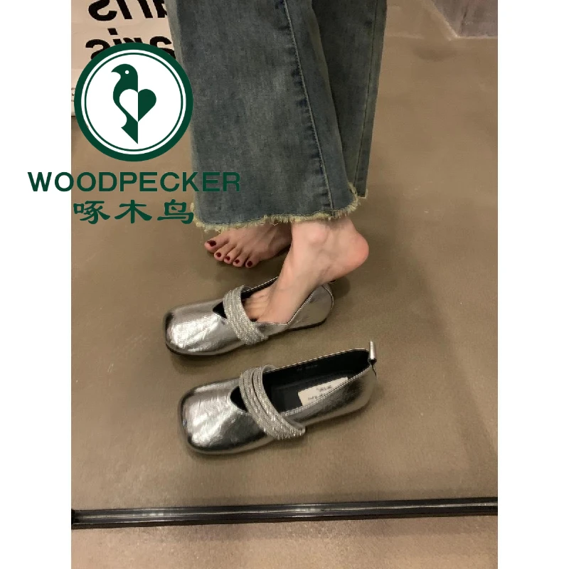 啄木鸟玛丽珍女鞋子2025新款一脚蹬配裙子气质平底银色法式单鞋女