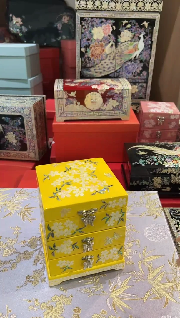 微瑕.黄色绒布底·弘贝雅螺钿漆器文化馆